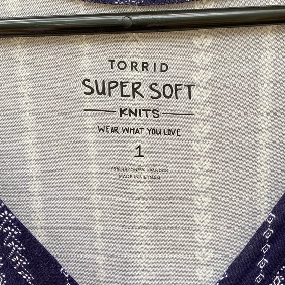 Size 1X Torrid Women’s Top Navy Blue Super Soft Knits - Picture 2 of 12